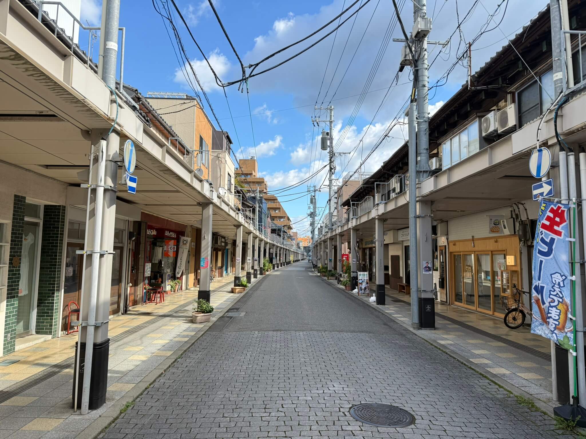 昼の上古町商店街に連なるお店と街並み